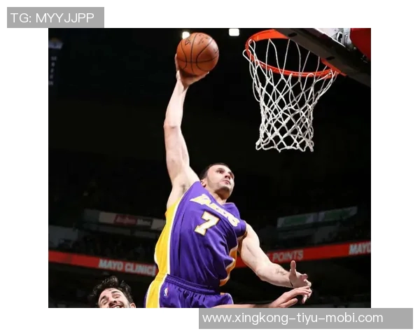 小南斯篮下强势扣篮展现霸主风范引爆全场激情时刻